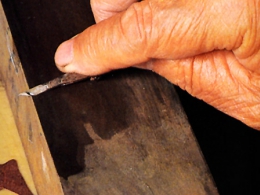 刀を研ぐ。型彫りはこの刀一本で仕上げる。