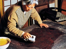 柔軟性を持たせるために型をぬらし、余分な水気をふきとる。