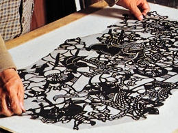 型の細かい線を守るため紗を型に張り、紙の上に置く。